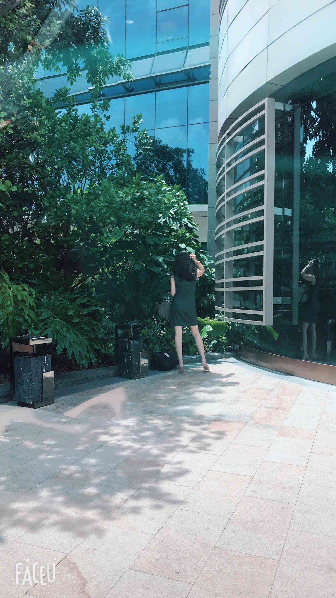 坐在车上看到一个小姐姐在抽烟🚬……