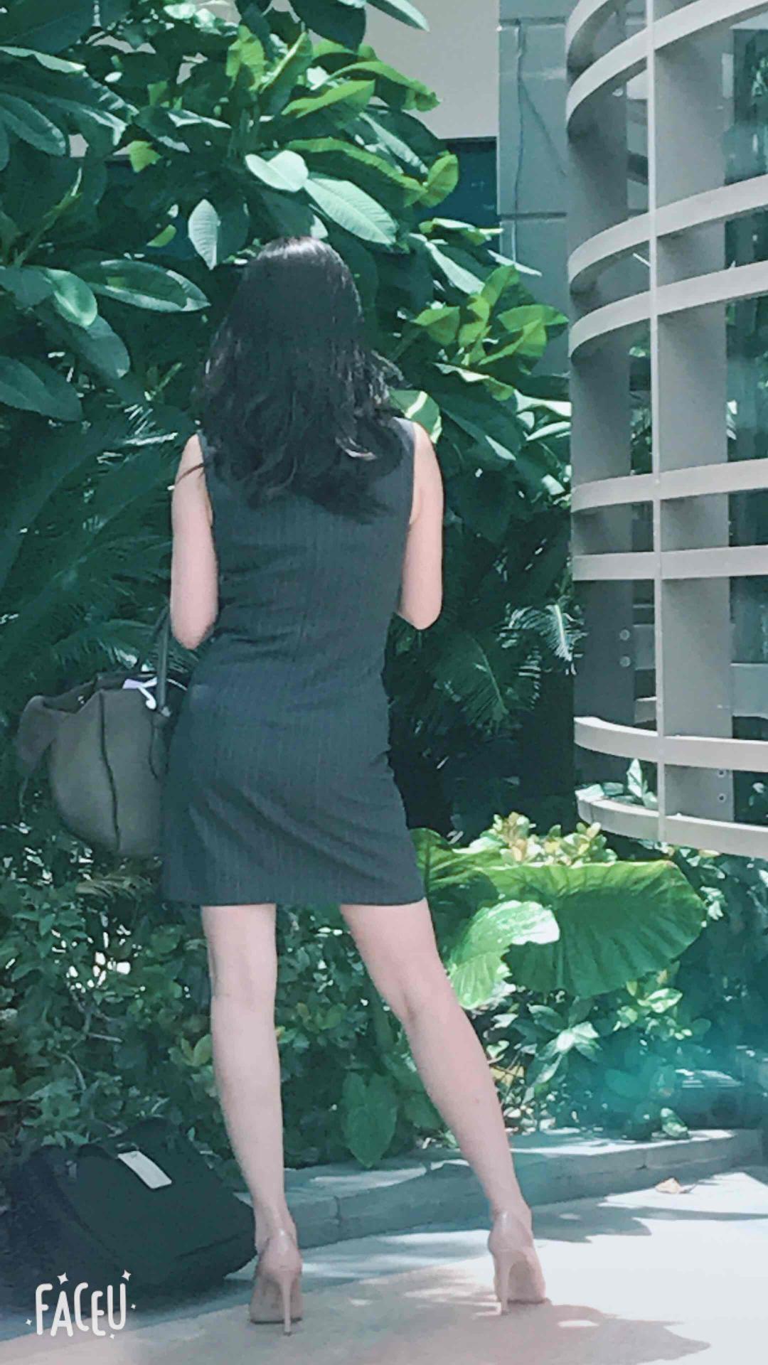 坐在车上看到一个小姐姐在抽烟🚬……