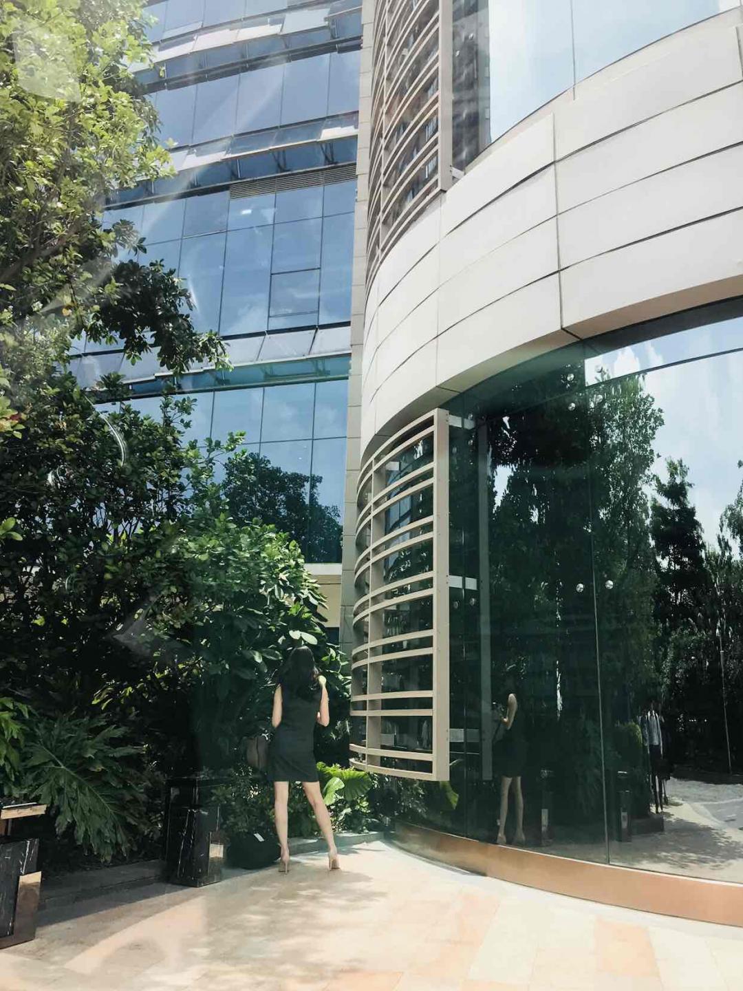 坐在车上看到一个小姐姐在抽烟🚬……