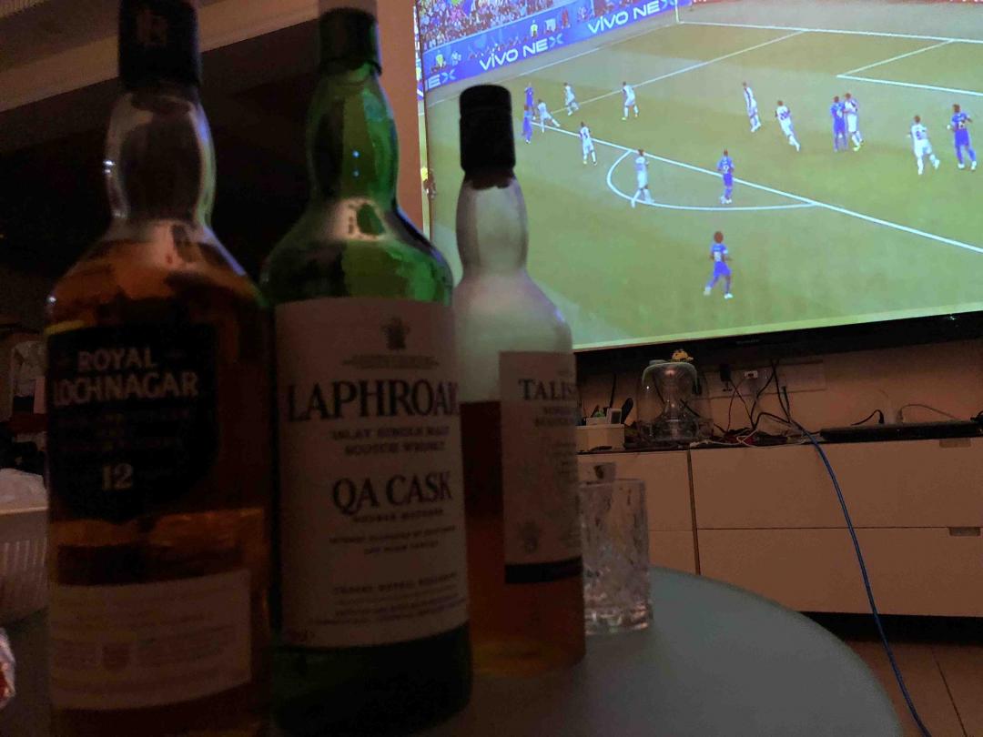 天台太挤没意思，还在在家约三五知己过来看球吃鱼片和火腿才过瘾。最后感谢内马尔让我回本<img src='https://sdata.whiskyworm.com/xcxpics/emoji_29.png' class='emoji' />