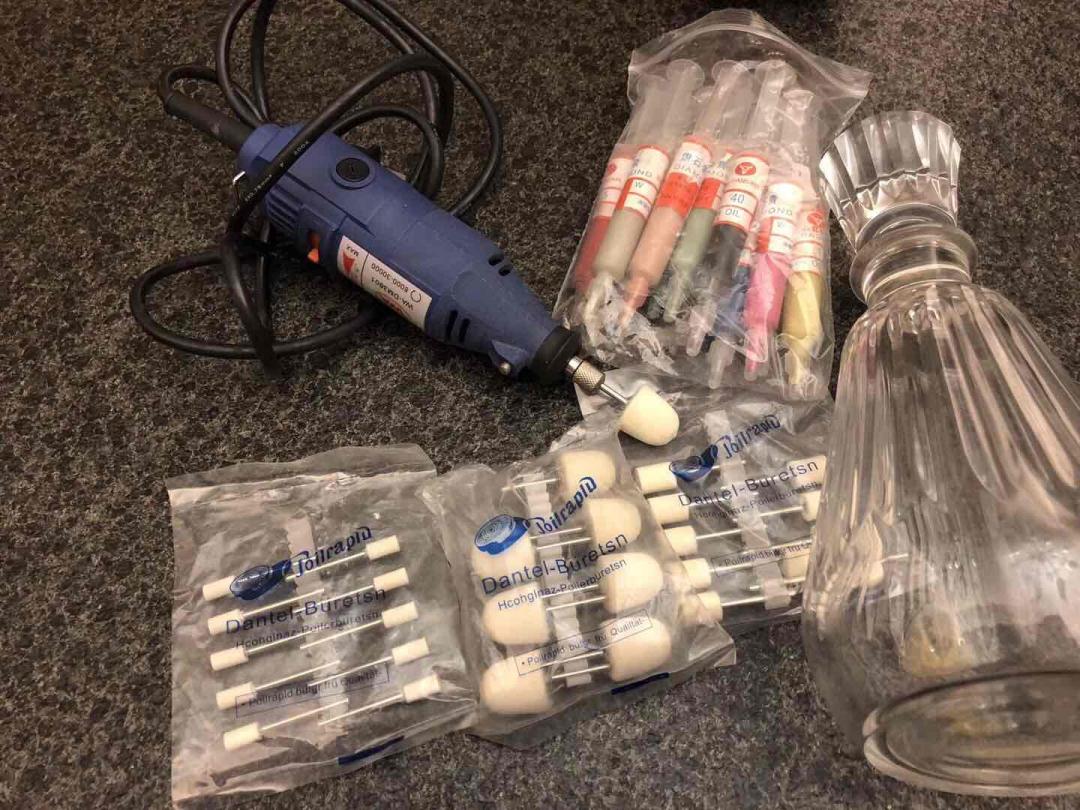 比工匠更工匠<img src='https://sdata.whiskyworm.com/xcxpics/emoji_14.png' class='emoji' />手工打磨巴卡拉水晶瓶，分装过期烂塞威士忌