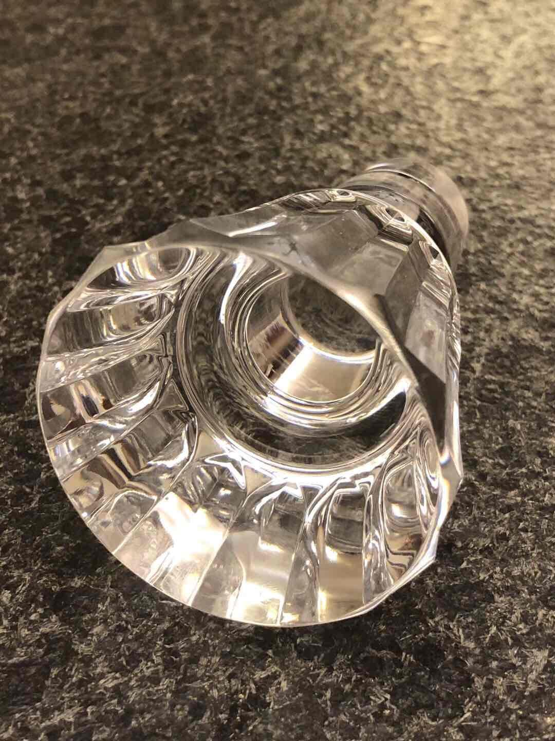 比工匠更工匠<img src='https://sdata.whiskyworm.com/xcxpics/emoji_14.png' class='emoji' />手工打磨巴卡拉水晶瓶，分装过期烂塞威士忌