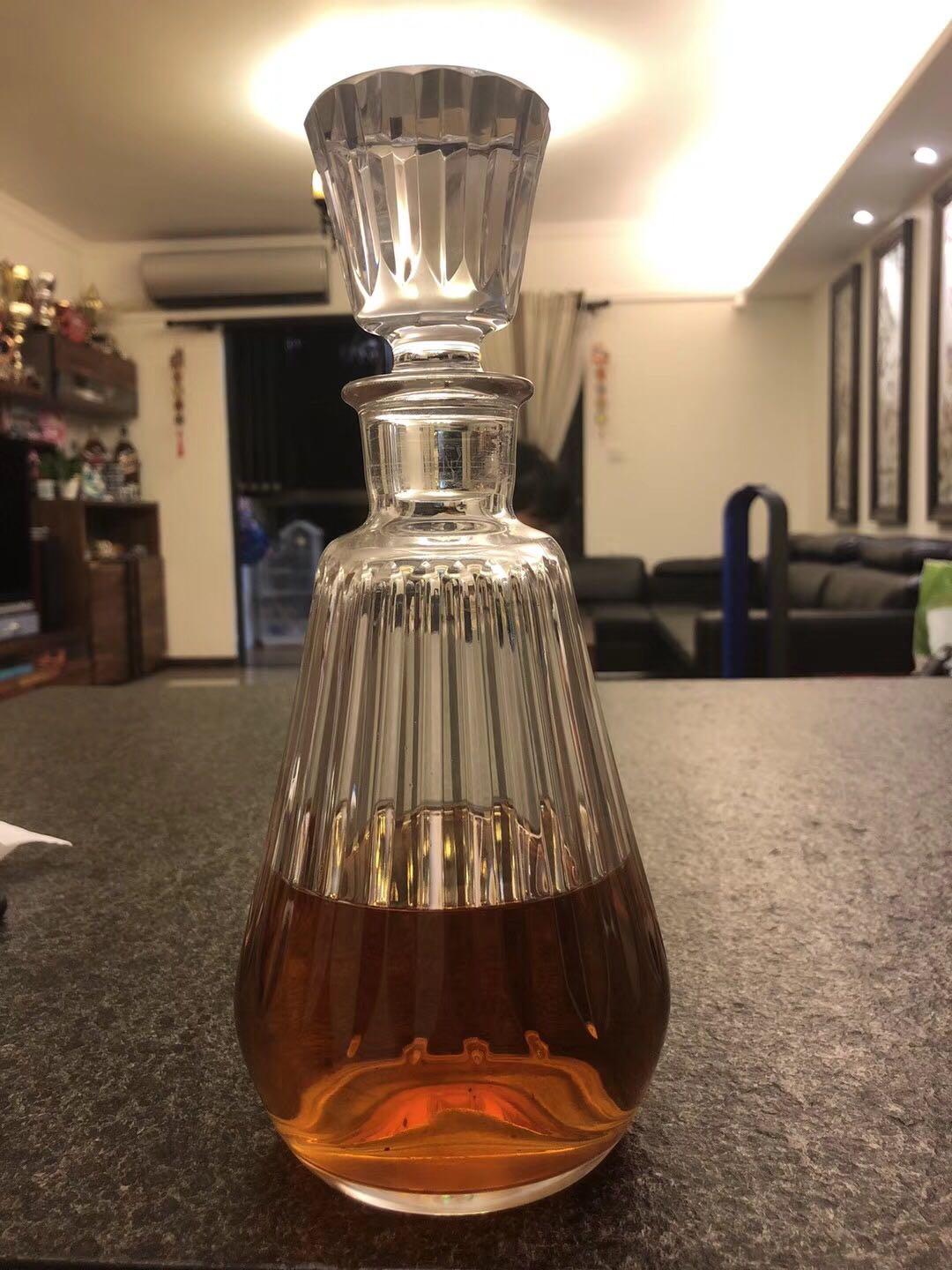 比工匠更工匠<img src='https://sdata.whiskyworm.com/xcxpics/emoji_14.png' class='emoji' />手工打磨巴卡拉水晶瓶，分装过期烂塞威士忌