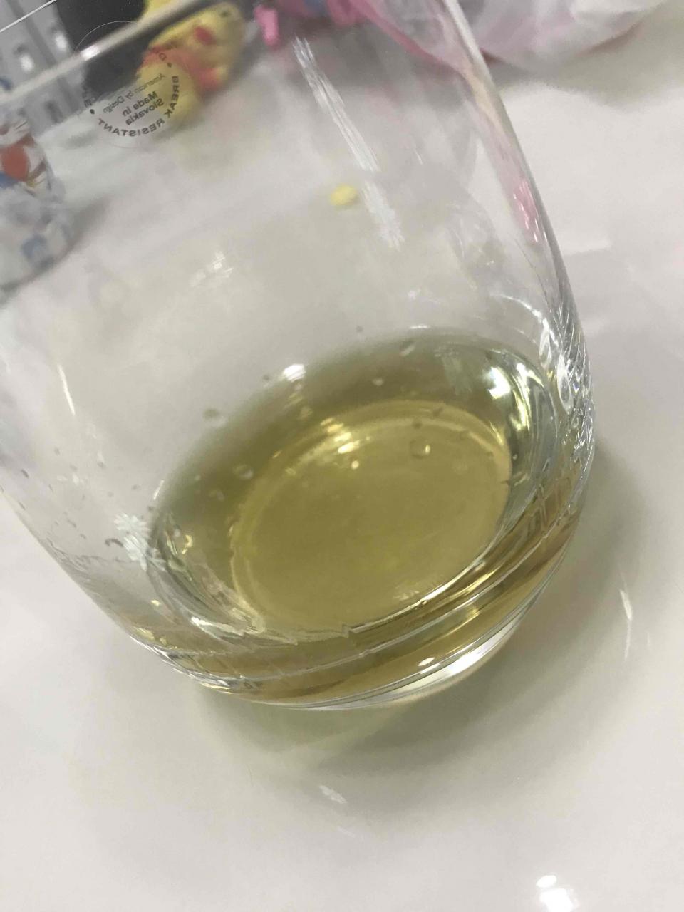 金黄色的酒液，闻起来酒精味很冲，但酒味散去还是挺香；饮一口，嗯，酒精度很高，但和之前高度的rosebank酒精在舌尖化开的感觉不同，这个就是感觉到辛辣了。越往后泥煤的味道慢慢开始显现，奇怪了，一开始也没闻出来泥煤味儿呢？