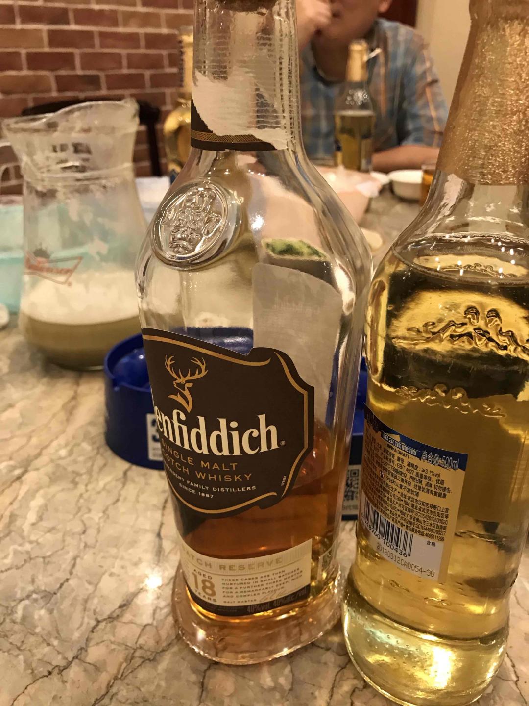 领导请吃龙虾，带瓶不爱喝的格兰菲迪来凑趣。