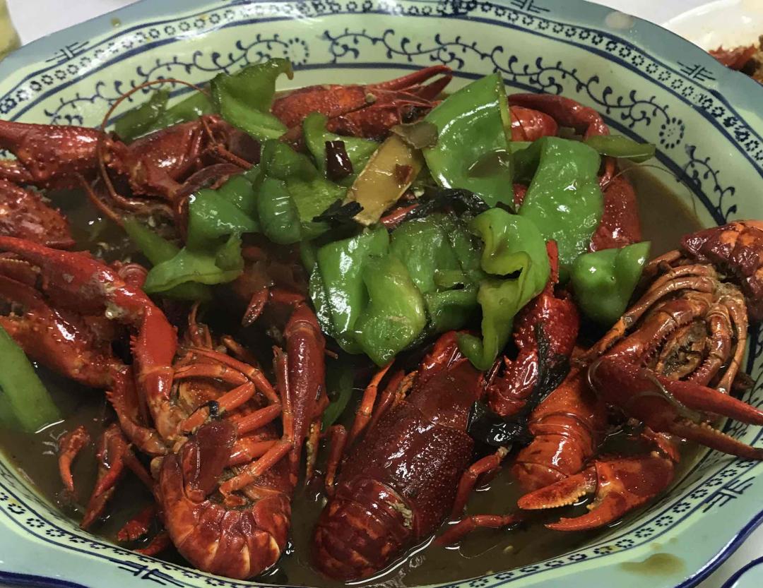 领导请吃龙虾，带瓶不爱喝的格兰菲迪来凑趣。