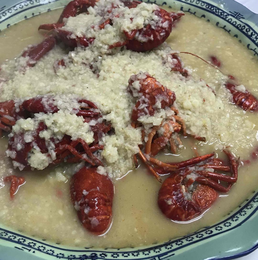 领导请吃龙虾，带瓶不爱喝的格兰菲迪来凑趣。