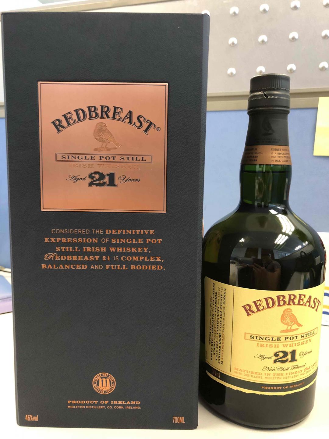 树上停着一只，一只什么鸟？ 现在也只有买酒可以开心下了～