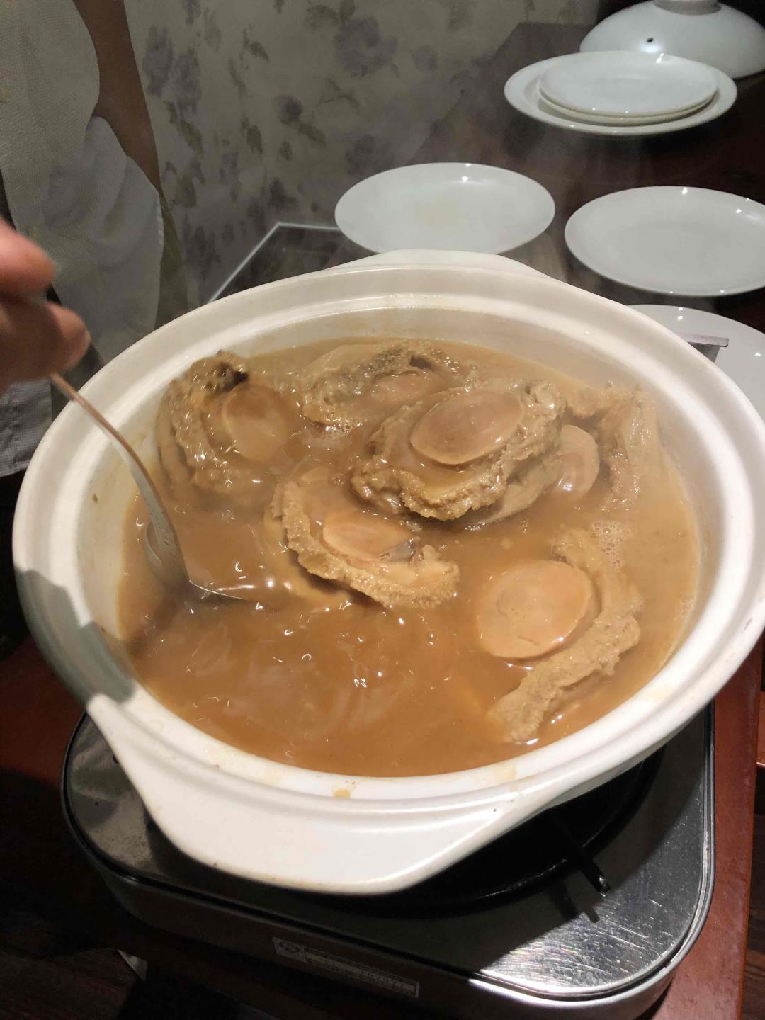 做鲍鱼辛苦了，奖励自己一瓶同年的酒。