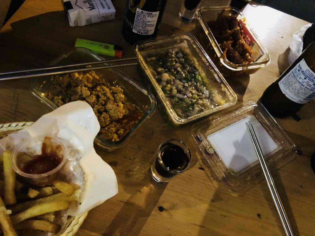 她们认真赌着球，我认真吃着下酒菜