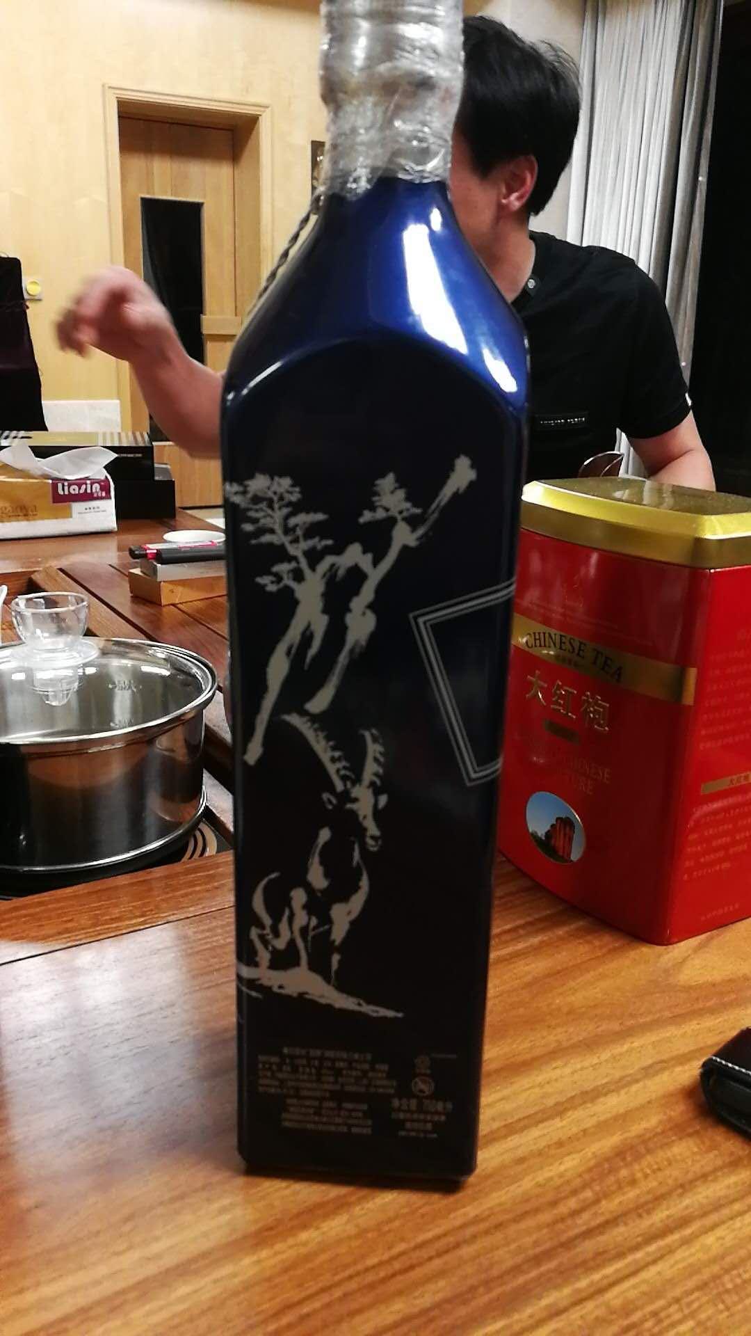 尊尼Walker这只小鹿🦌多少钱？ 总感觉这个牌子就是拼酒瓶，好吧我服了，因为是酒瓶控 四图是7月6号比赛的舞台，有点像18年冬季限量版的蓝牌。进入三强，买返几支庆祝