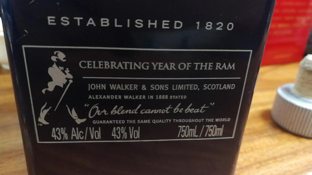 尊尼Walker这只小鹿🦌多少钱？ 总感觉这个牌子就是拼酒瓶，好吧我服了，因为是酒瓶控 四图是7月6号比赛的舞台，有点像18年冬季限量版的蓝牌。进入三强，买返几支庆祝