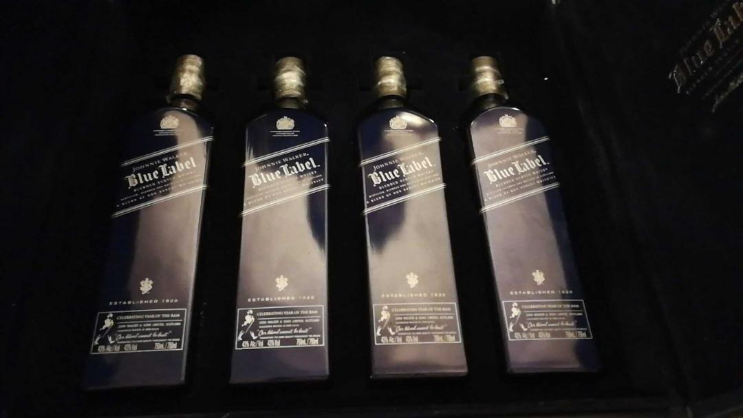 尊尼Walker这只小鹿🦌多少钱？ 总感觉这个牌子就是拼酒瓶，好吧我服了，因为是酒瓶控 四图是7月6号比赛的舞台，有点像18年冬季限量版的蓝牌。进入三强，买返几支庆祝