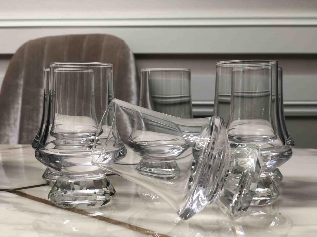 杯子厚重，精致。