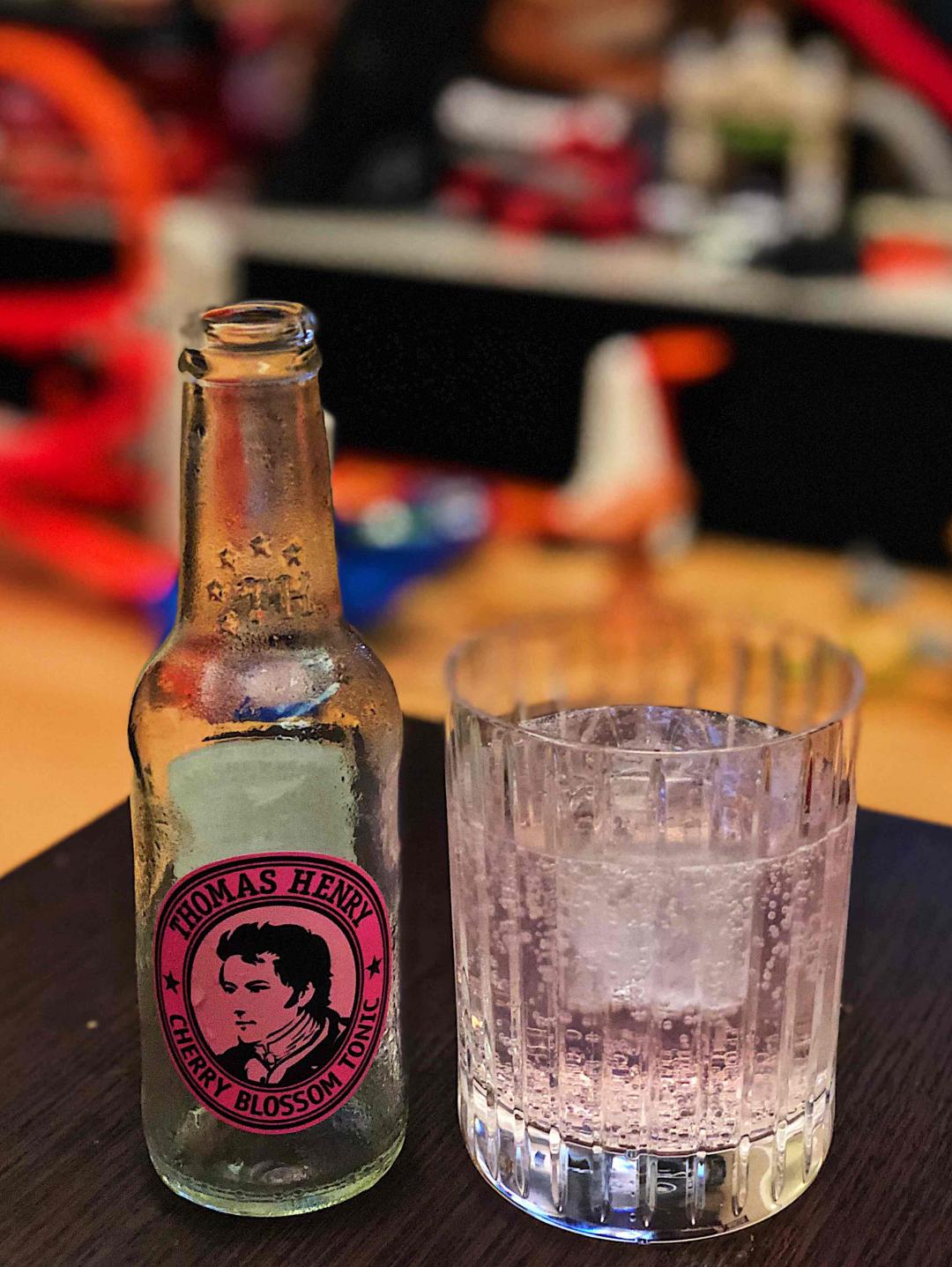 晚上想讨好老婆弄杯粉粉的睡前酒，她喝了一口白了我一眼。我自己一试发现这可能是这几年来最难喝的一杯金汤力，不说了，沙发睡的腰疼。