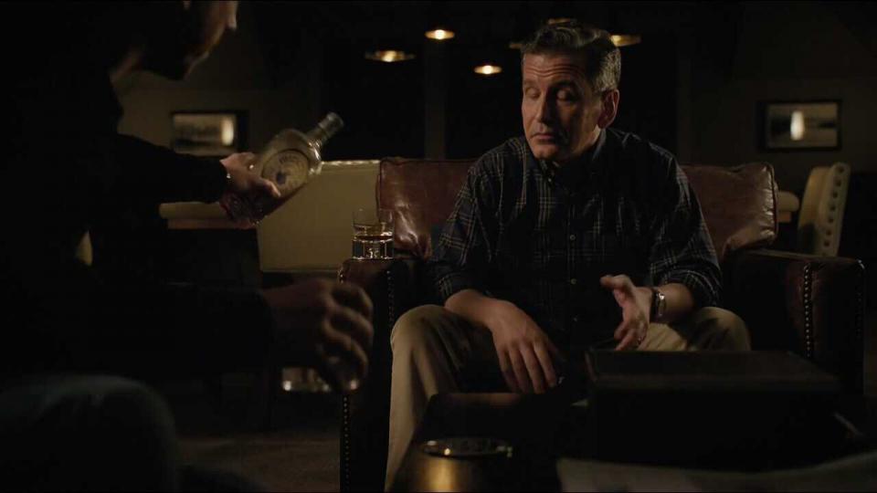 刚看完卡玛兰，这位大亨又端起一瓶酩帝诗～这靠威士忌串场呀