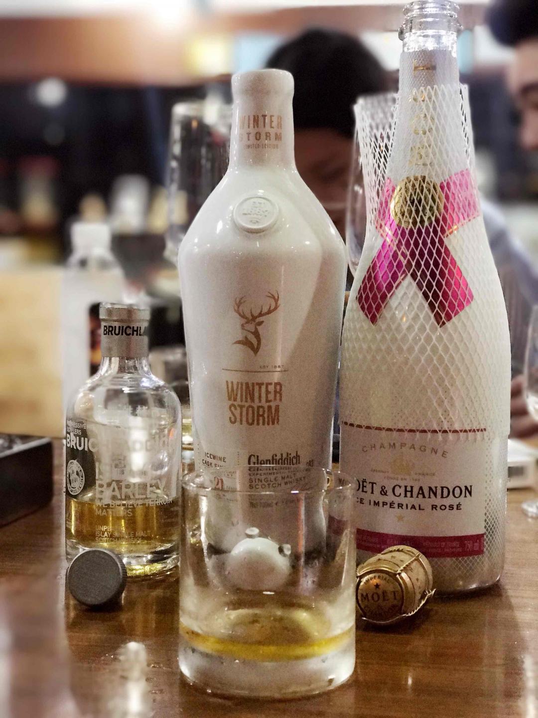 格蘭菲迪冰風暴21，把杯子冰一冰，再倒入威士忌飲用，體驗更美妙！再搭配烏普曼陳年！妙！