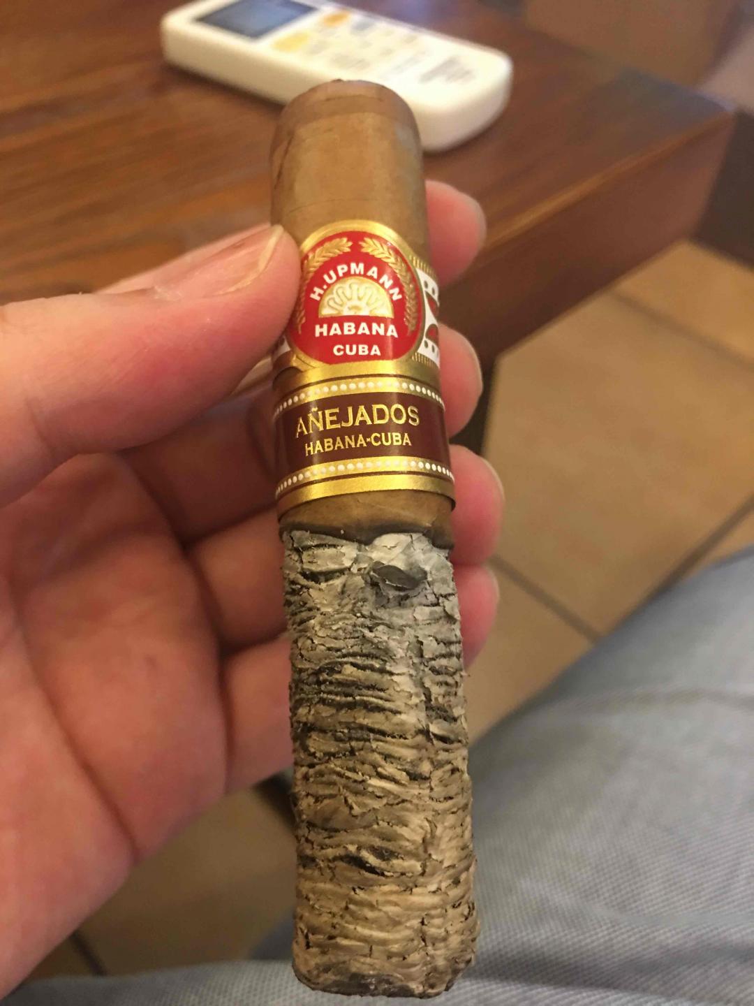 格蘭菲迪冰風暴21，把杯子冰一冰，再倒入威士忌飲用，體驗更美妙！再搭配烏普曼陳年！妙！