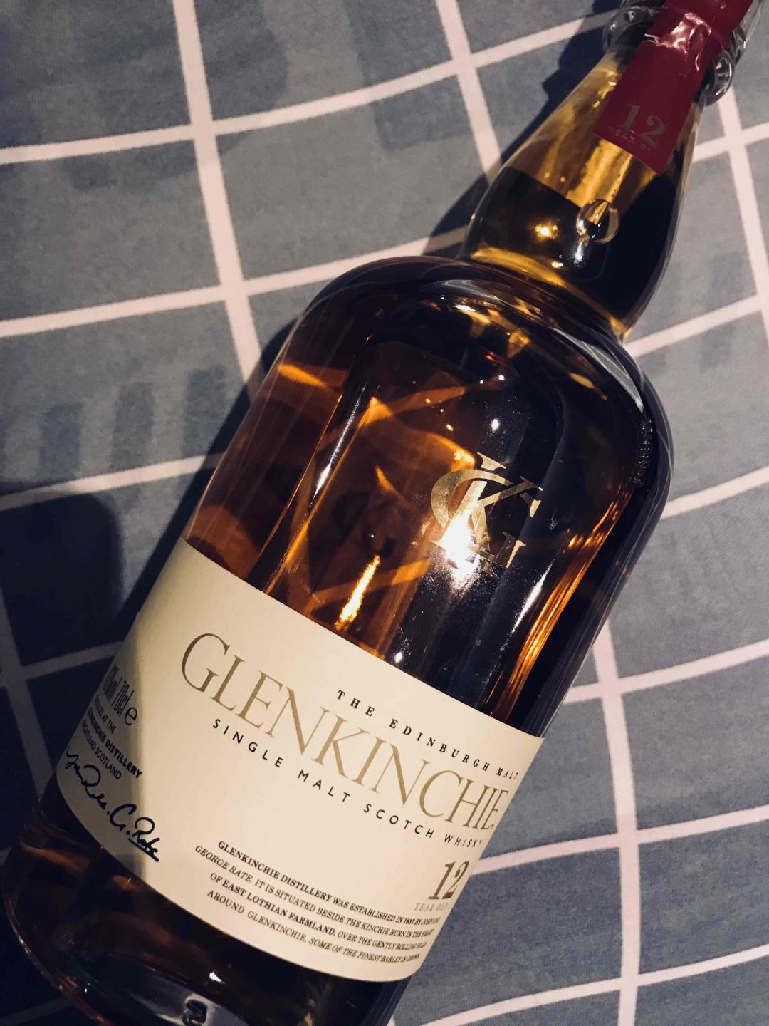 夜晚，一杯期待已久的格兰昆奇，久违的味道在口腔内回荡，那是威士忌的风味，更是周末的惬意时光，那么近，那么暖……