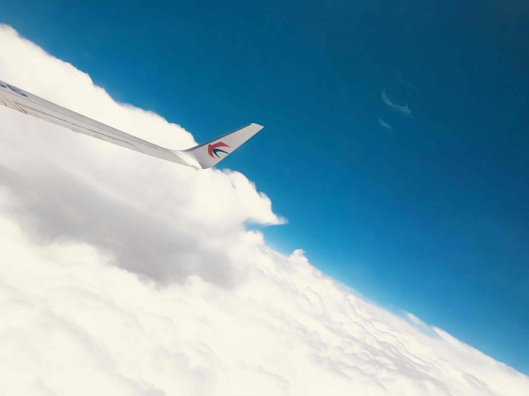 夜晚，一杯期待已久的格兰昆奇，久违的味道在口腔内回荡，那是威士忌的风味，更是周末的惬意时光，那么近，那么暖……