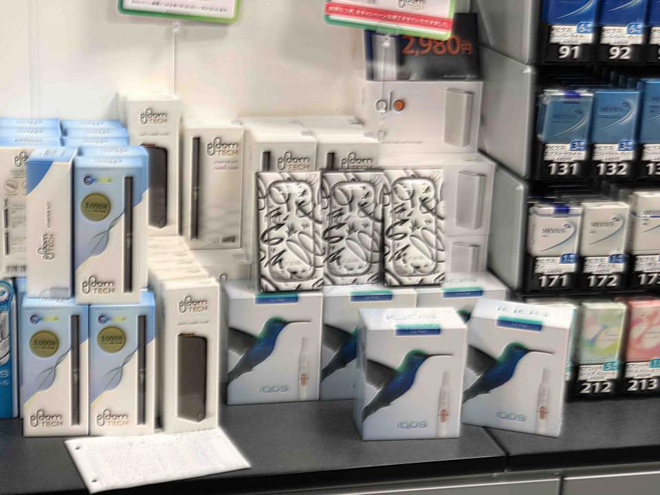 iqos倒是便宜，吸烟设备退税后440元左右，万宝路退税230多。但是货少。今天去买，店里的人说，基本都是被中国人买了回去高价卖。