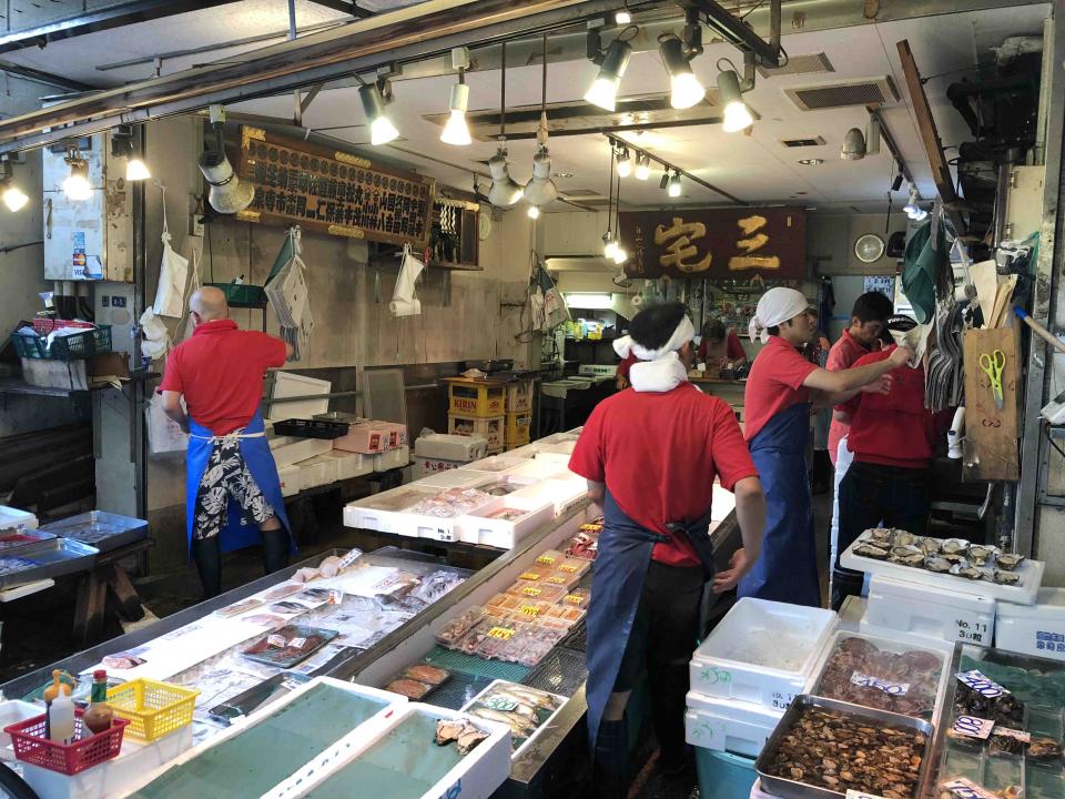 一早去筑地市场，很繁华