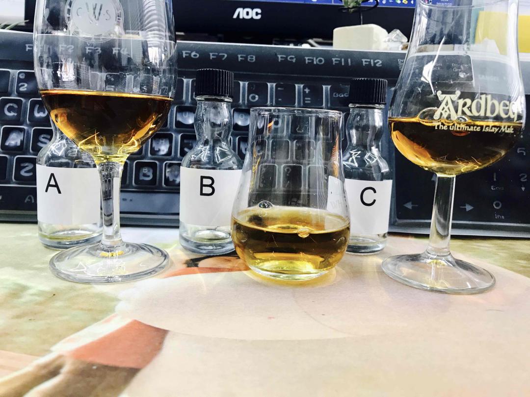 款【A】的酒体很顺滑，辛香料味很明显；款【B】有一丝烟熏味，黑色浆果、烤面包、坚果味层次很多，尾端有可可味带出，很有意思；款【C】：酒精度相对比较低一点点，有很丰富花香气味。个人还是比较喜欢款【B】，适合平时随时喝～…!