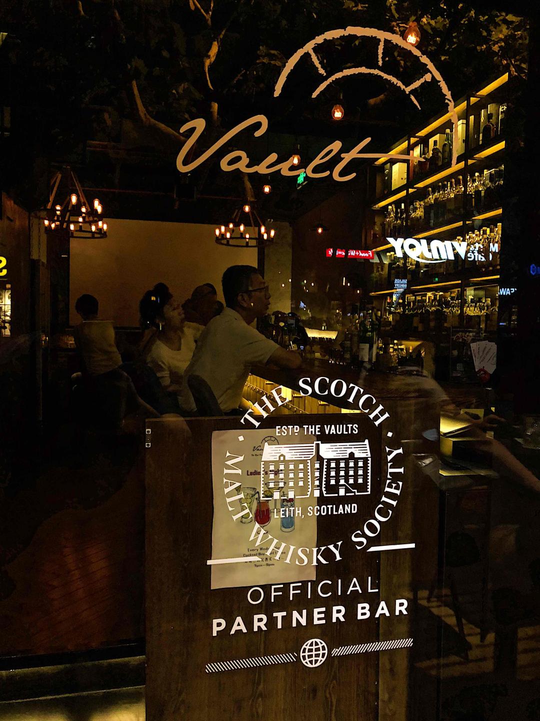 每次协会的分享都干货满满，一边听speyside，capeltown，islay三个音乐节的精彩游记，一边喝着相应的酒。特别是这走私回来的29.244和布那哈本，今晚很完美～