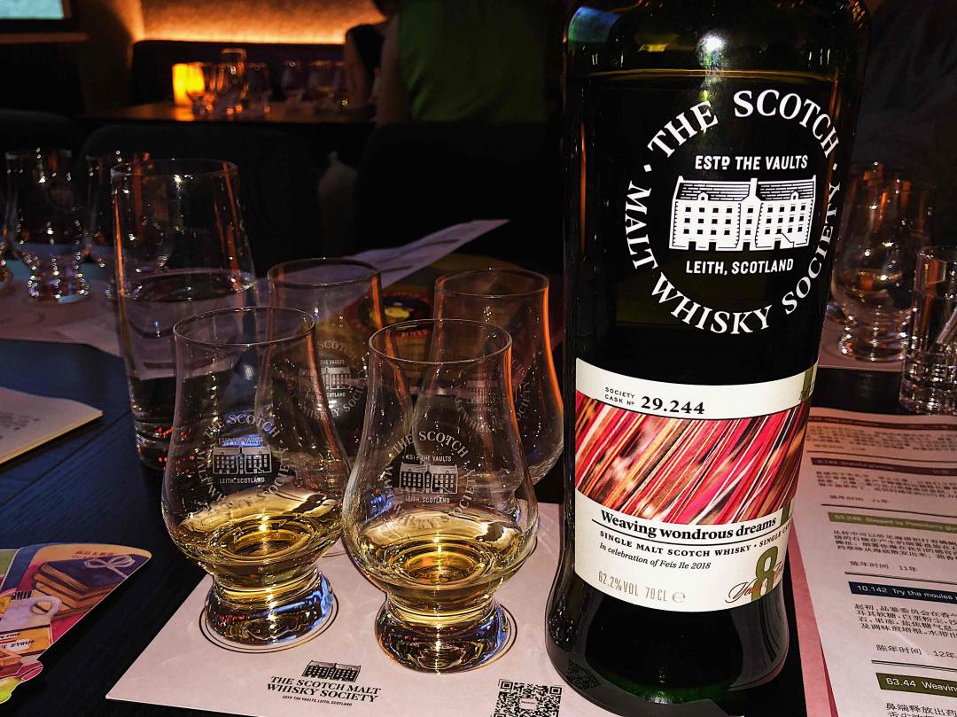 每次协会的分享都干货满满，一边听speyside，capeltown，islay三个音乐节的精彩游记，一边喝着相应的酒。特别是这走私回来的29.244和布那哈本，今晚很完美～