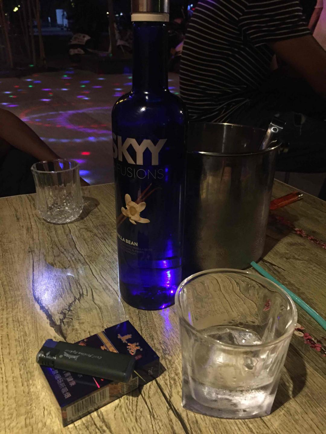 在外面坐也蛮舒服滴（里面爆满）