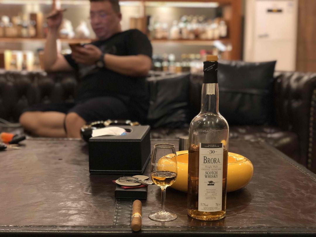 大佬把塞子捅进去了，他说随便尝点，我一脸懵逼<img src='https://sdata.whiskyworm.com/xcxpics/emoji_1.png' class='emoji' />