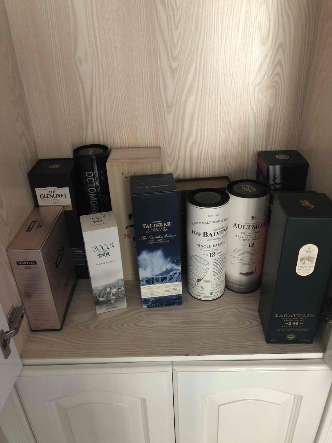 天气太热把酒收到柜子里躲躲