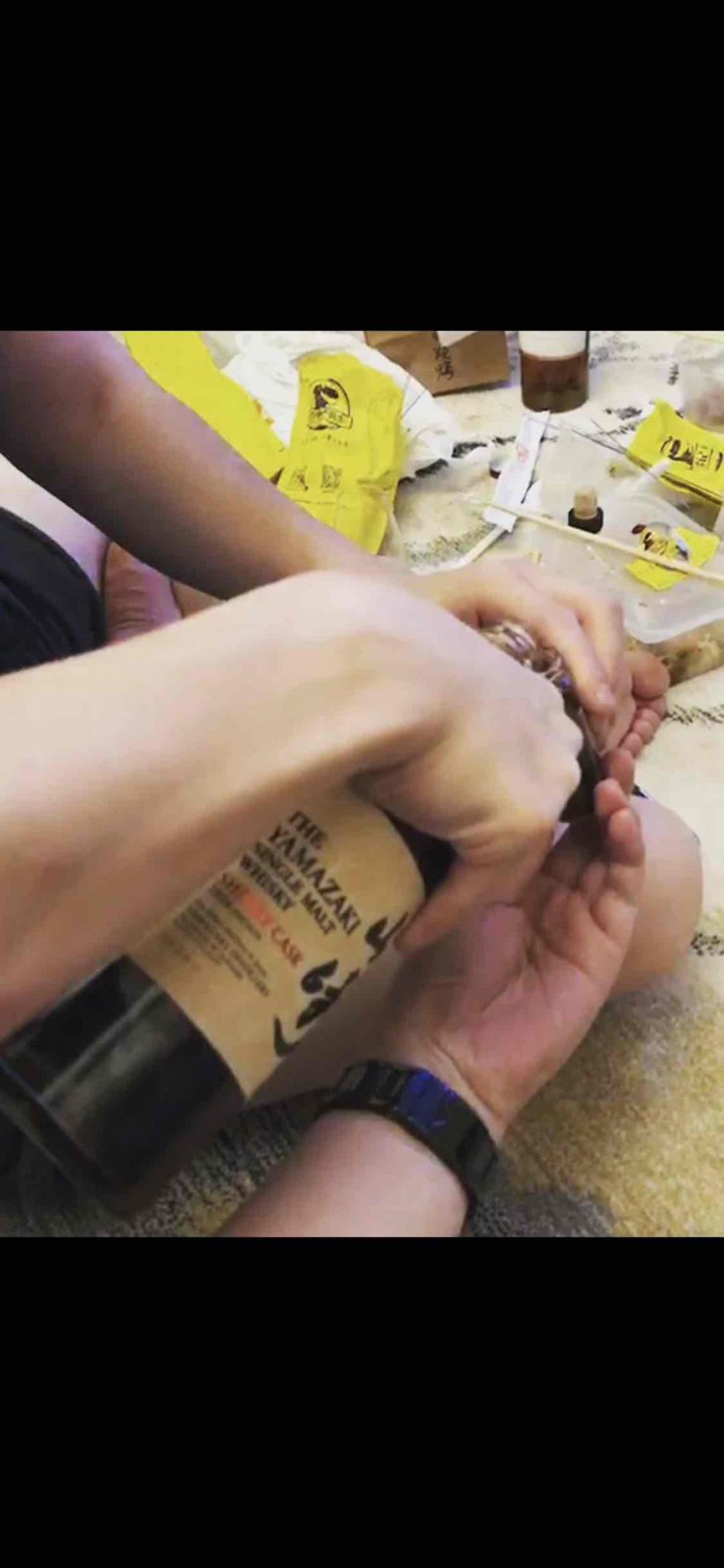 没酒标，没密封条，没包装，但是就凭这快溢出的酒。他是今年最佳分享～