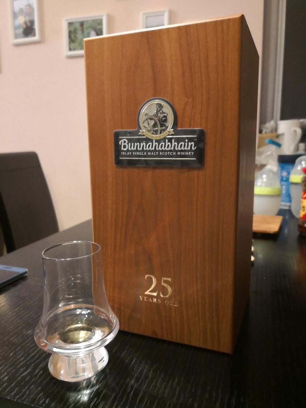 今天还到了期待已久的ardbeg会员版和布纳哈本25