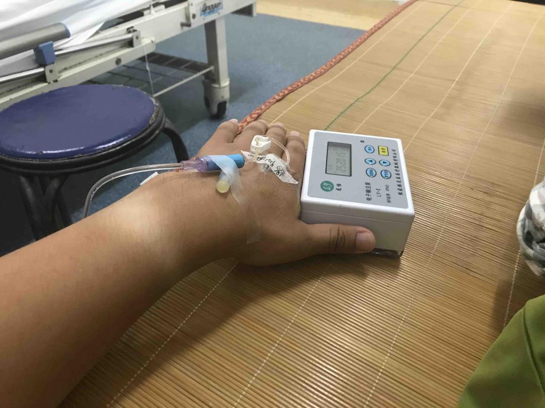 即使身负重伤，依旧要喝酒