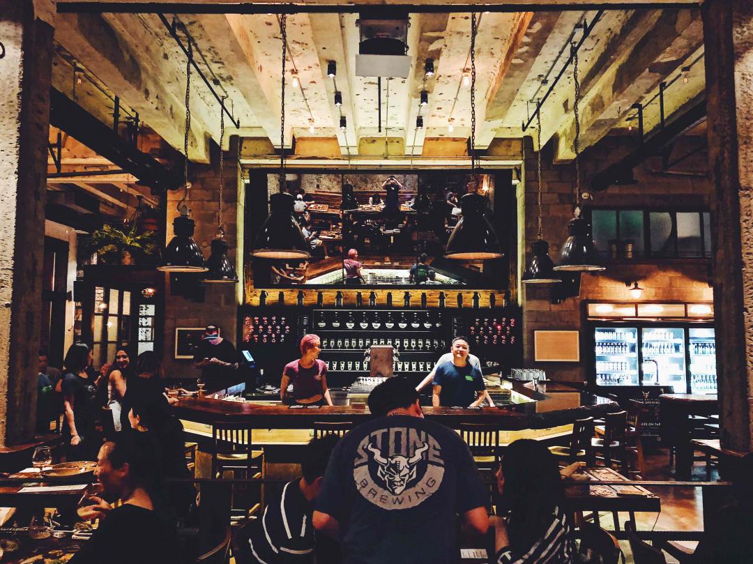 上海爱精酿的酒友有福了，碉堡了的精酿酒吧，汉堡也是无敌！四道玻璃车库门，还是美国人会玩啊！