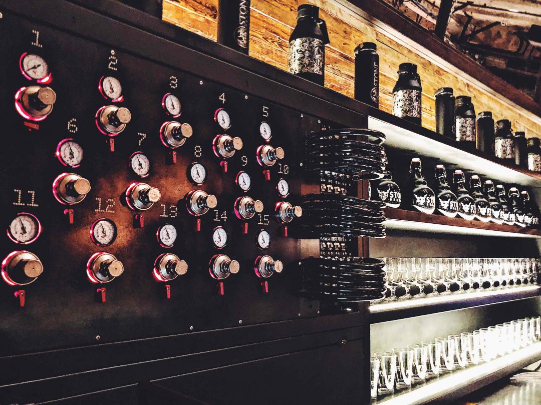 上海爱精酿的酒友有福了，碉堡了的精酿酒吧，汉堡也是无敌！四道玻璃车库门，还是美国人会玩啊！