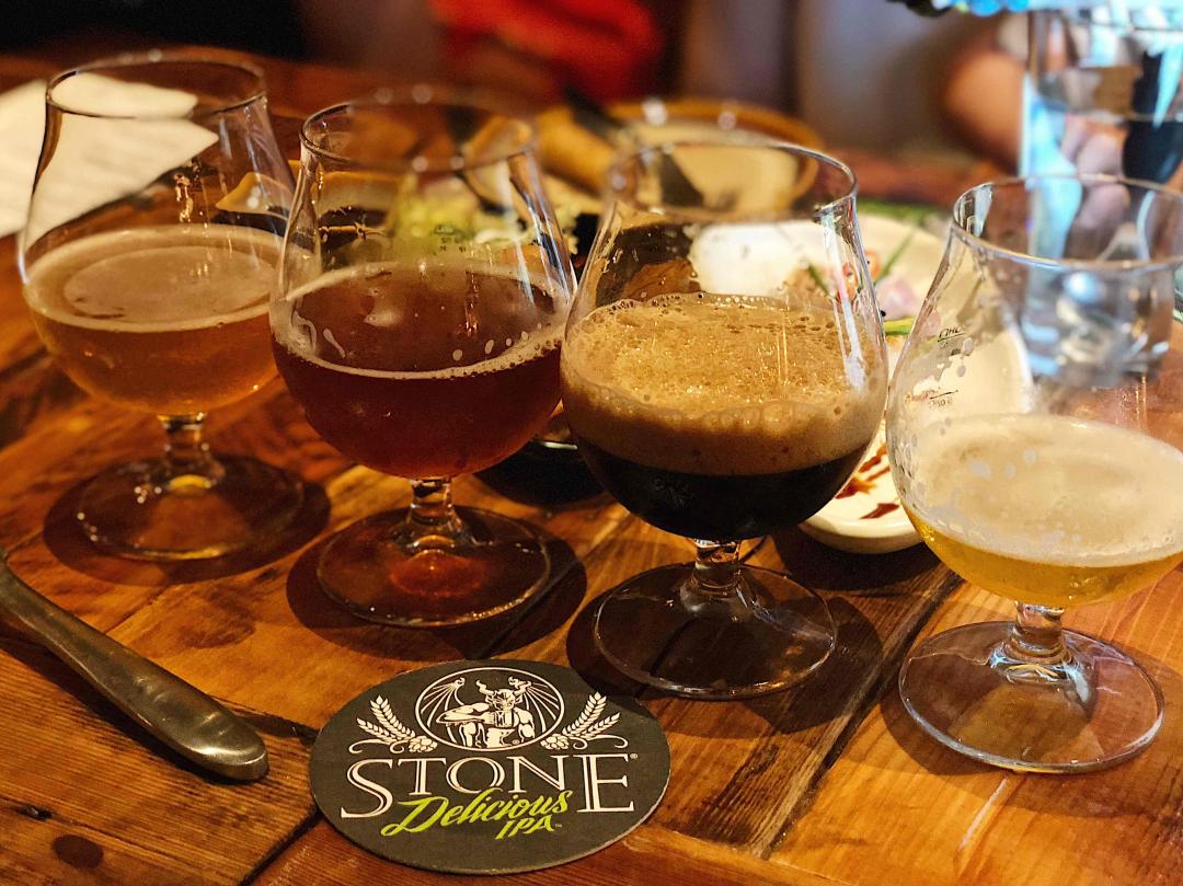 上海爱精酿的酒友有福了，碉堡了的精酿酒吧，汉堡也是无敌！四道玻璃车库门，还是美国人会玩啊！