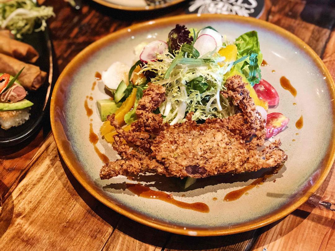 上海爱精酿的酒友有福了，碉堡了的精酿酒吧，汉堡也是无敌！四道玻璃车库门，还是美国人会玩啊！