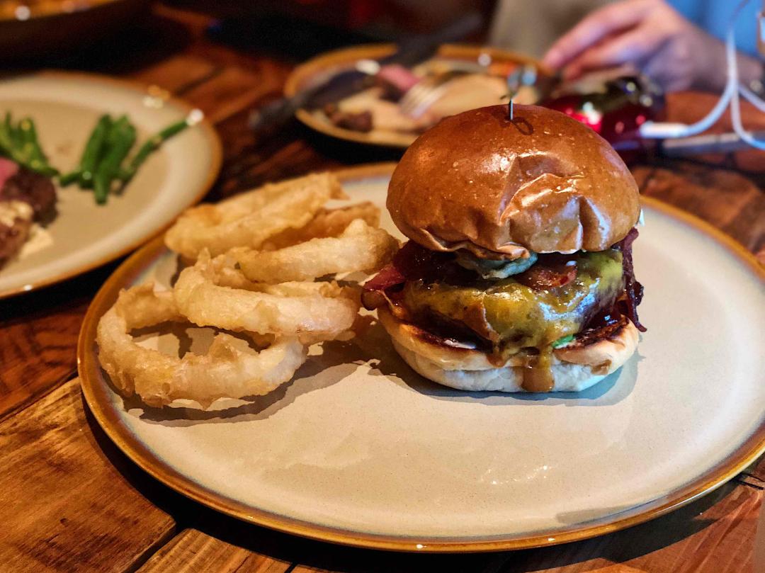 上海爱精酿的酒友有福了，碉堡了的精酿酒吧，汉堡也是无敌！四道玻璃车库门，还是美国人会玩啊！