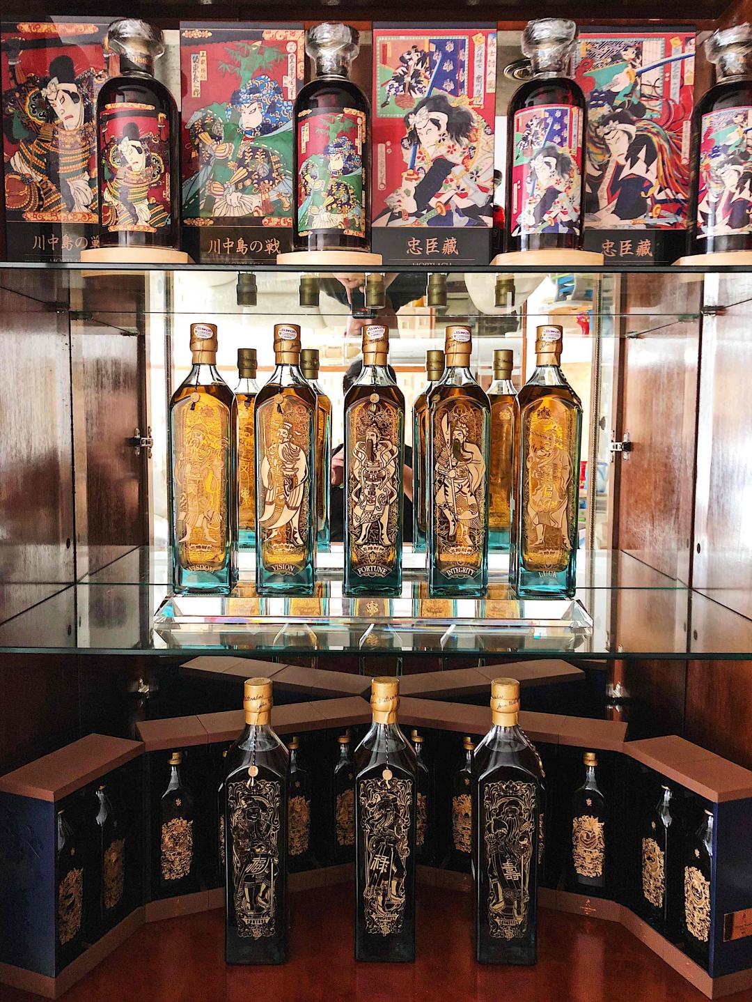 很久没理酒柜了，还是摆的好看重要，剩下那么多酒摆那里呢？还好我有小仓库