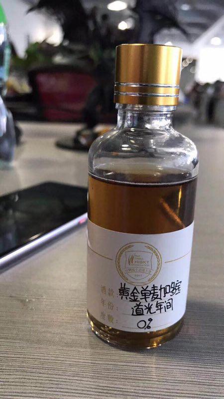买了个杯子，老板问杯子是干吗的。我说喝酒呀。于是老板送了我一个限量版的分享瓶，感觉哪里不对劲<img src='https://sdata.whiskyworm.com/xcxpics/emoji_54.png' class='emoji' />