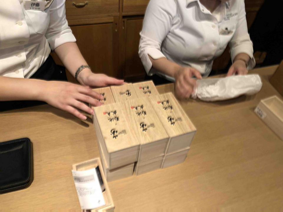 只能买几个杯子了,来一次不能空手,买了10个武夫杯。