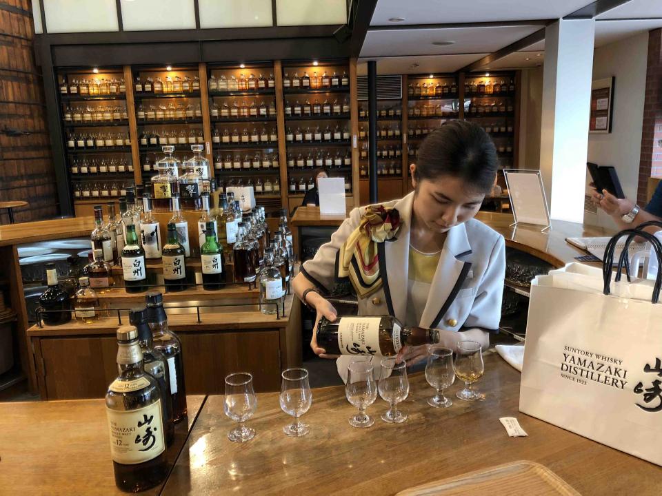 品尝了两杯酒,一杯山崎18一杯山崎25。山崎25要180人民币一杯