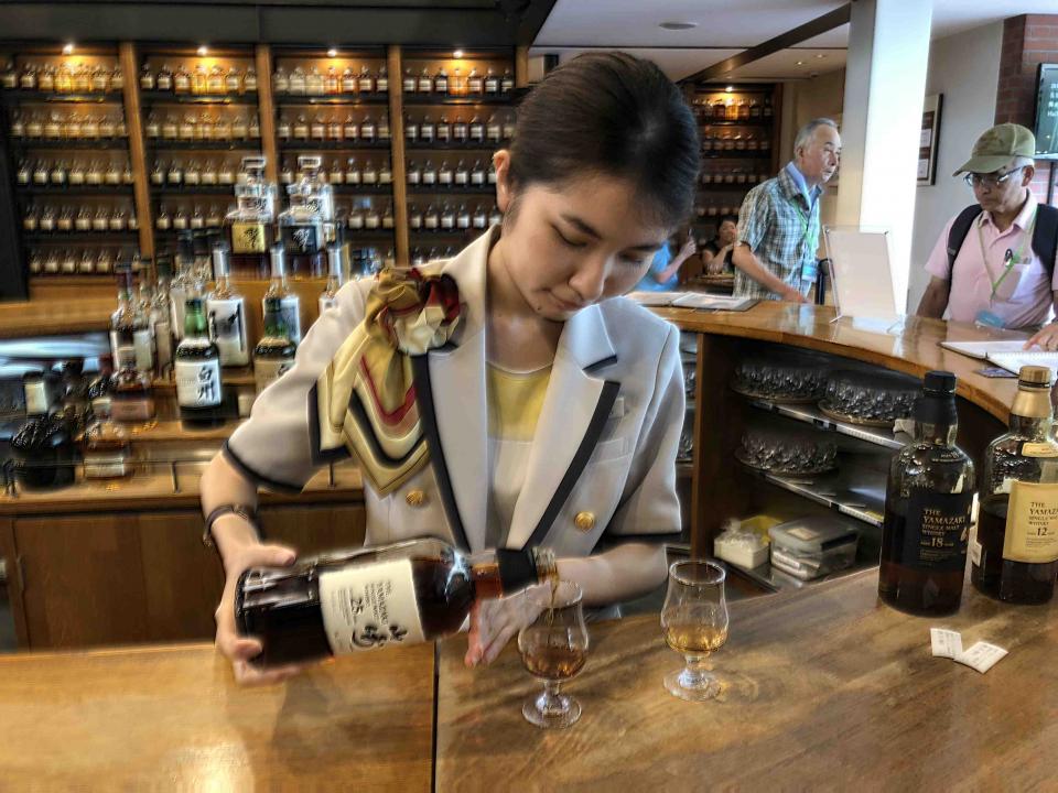 品尝了两杯酒,一杯山崎18一杯山崎25。山崎25要180人民币一杯