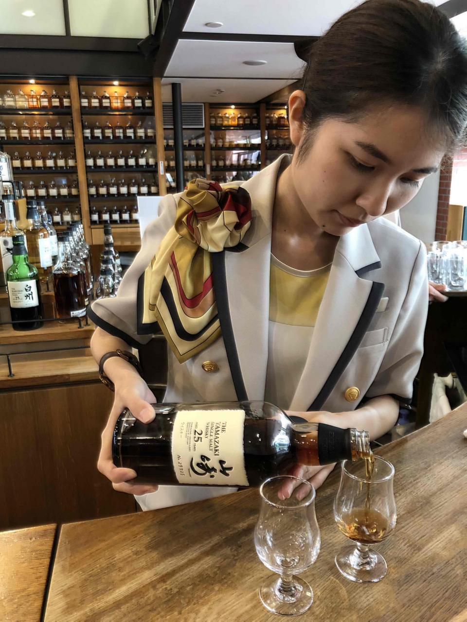 品尝了两杯酒,一杯山崎18一杯山崎25。山崎25要180人民币一杯