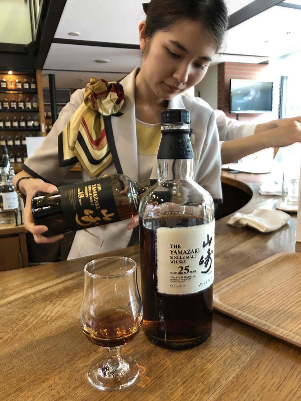品尝了两杯酒,一杯山崎18一杯山崎25。山崎25要180人民币一杯