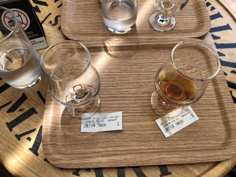 品尝了两杯酒,一杯山崎18一杯山崎25。山崎25要180人民币一杯