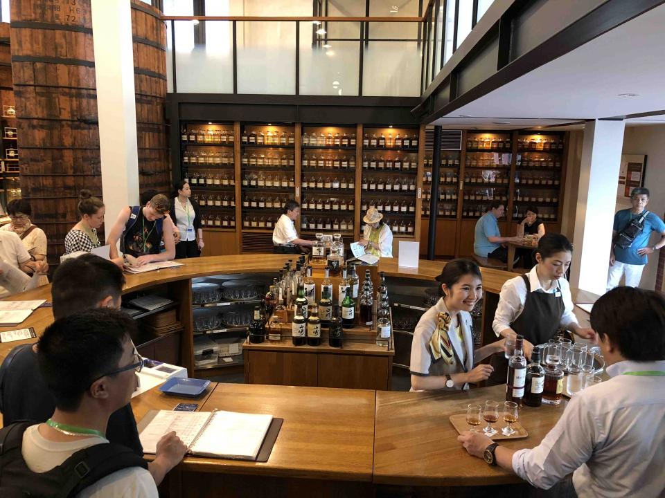 品尝了两杯酒,一杯山崎18一杯山崎25。山崎25要180人民币一杯