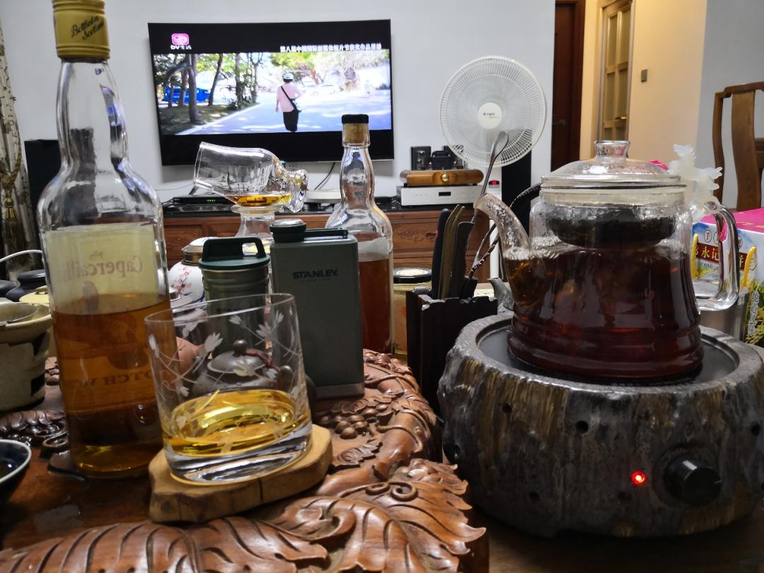 煮黑茶伴酒，一口酒，一杯茶